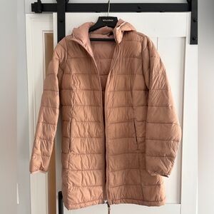 Amazon Essentials Women's Lightweight Water-Resistant Hooded Puffer Coat worn 1